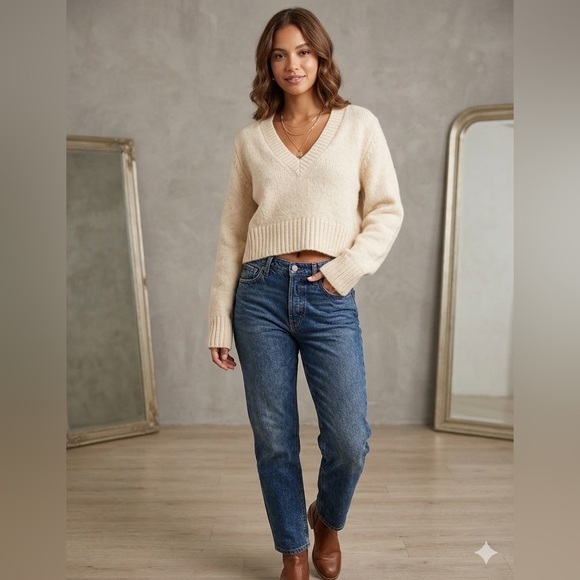 Boden Sweaters - NWT Boden Women’s Medium Fluffy Mohair Wool Cropped Cream VNeck Jumper Sweater M